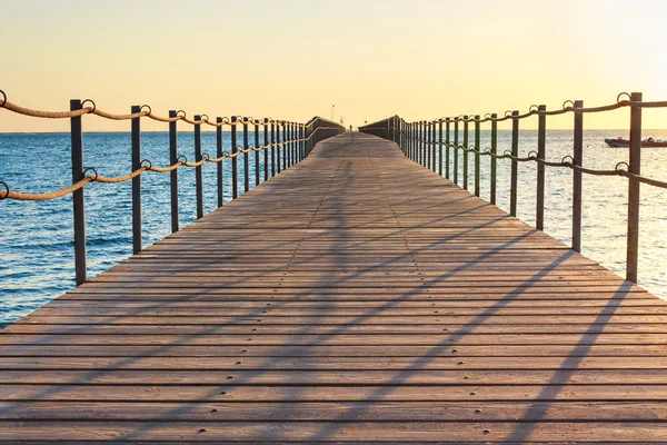 Ponton ragt ins Meer — Stockfoto