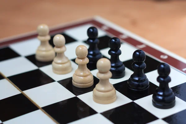 Batalla de peones en el tablero de ajedrez — Foto de Stock