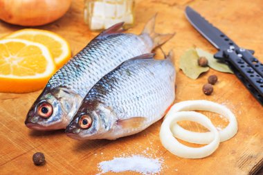 Kesme tahtasındaki çiğ balık