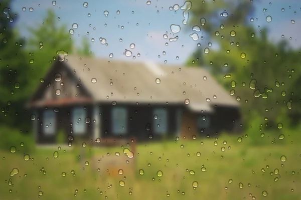 Maison de village typique avec gouttes de pluie — Photo