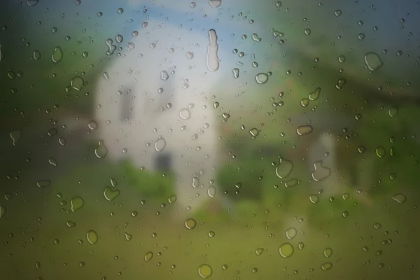 Regen druppels op een achtergrond van het huisje — Stockfoto