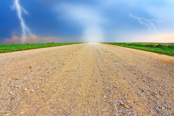 Landelijke weg door het veld — Stockfoto