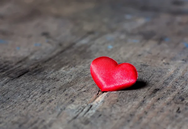 Ahşap bir yüzey üzerinde kırmızı kalp — Stok fotoğraf