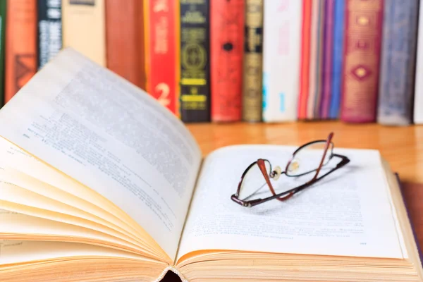 Öppnade boken på bordet i biblioteket — Stockfoto