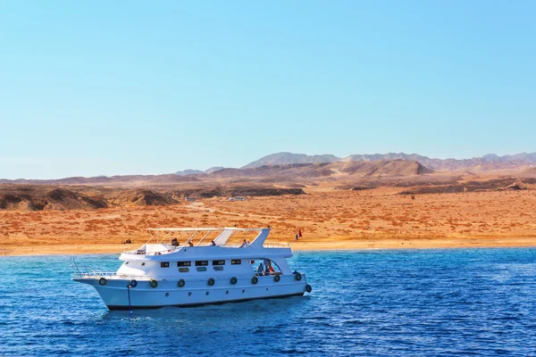 Yacht di lusso sta navigando nel Mar Rosso — Foto Stock