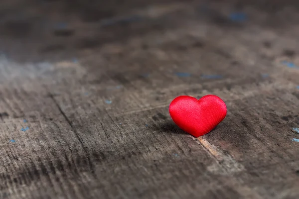 Coeur rouge sur une table en bois — Photo