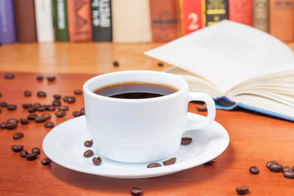 Läsa intressanta böcker över en kopp kaffe — Stockfoto