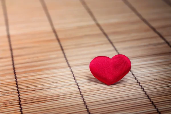 One red heart on the table — Stock Photo, Image