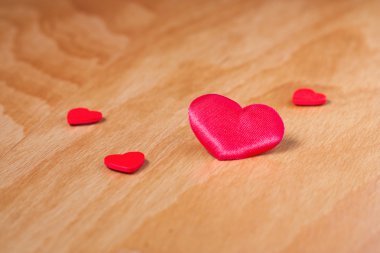 Bej ahşap yüzey üzerinde kırmızı Kalpler