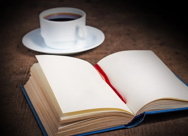 Libro con páginas en blanco sobre superficie de madera — Foto de Stock