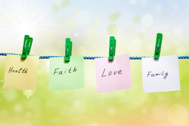 Yaprak yeşil zemin üzerine kağıt üzerinde yazılı notlar