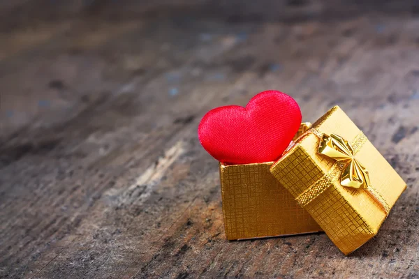 Свадебный подарок в форме сердца — стоковое фото