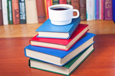 Masanın üzerinde kitap yığını