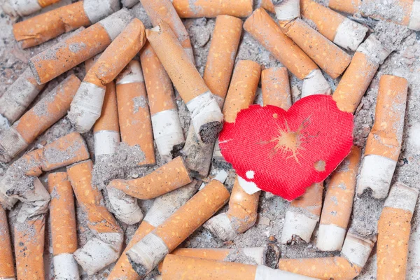 Verwundetes Herz an Zigarettenstieren — Stockfoto