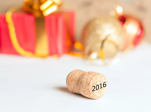 Champagne kork och nyår presenter — Stockfoto