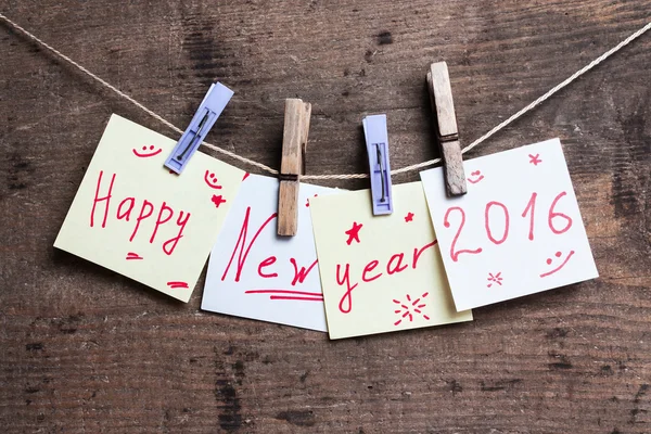 Cartão de Feliz Ano Novo na superfície de madeira — Fotografia de Stock