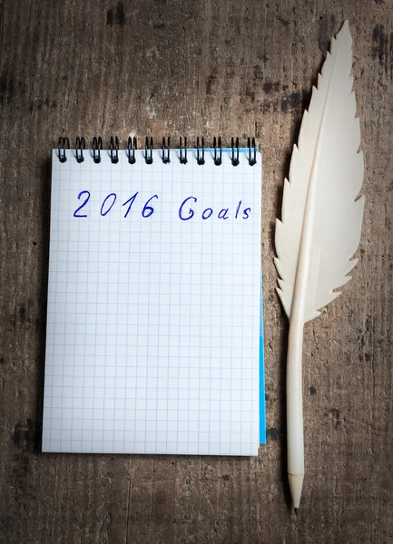 Notitieboekje met oude pen en de doelstellingen van jaar 2016 — Stockfoto