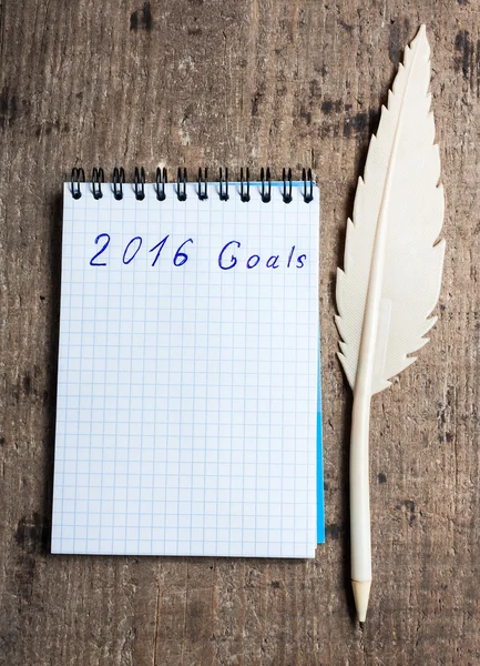 Notitieboekje met pen en de doelstellingen van jaar 2016 — Stockfoto