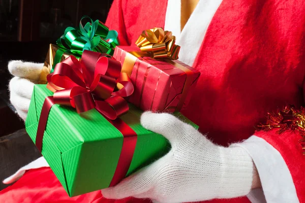 Santa Claus sosteniendo regalos —  Fotos de Stock