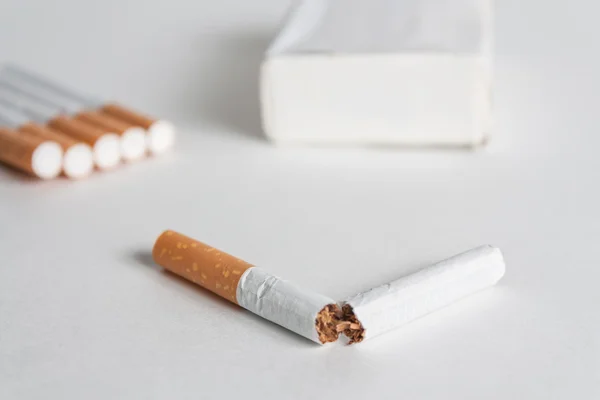 Anti-roken achtergrond met gebroken sigaret Stockfoto