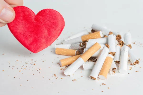 Coração e cigarros quebrados. Parar de fumar — Fotografia de Stock