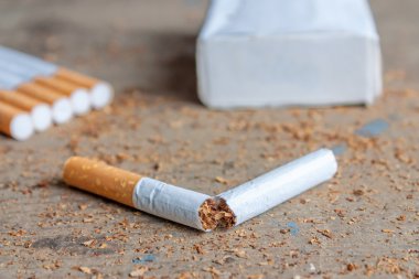 Ahşap yüzey üzerinde kırık sigara ile sigara karşıtı arka plan