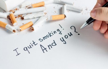 Kırık sigara ile sigara karşıtı arka plan. Sigara durdurmak