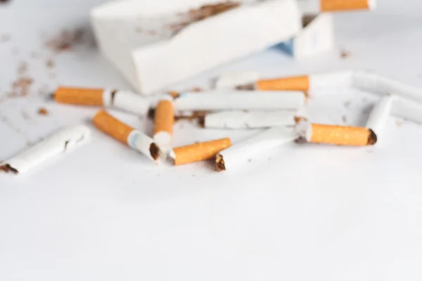 Anti-Raucher-Hintergrund mit kaputten Zigaretten — Stockfoto