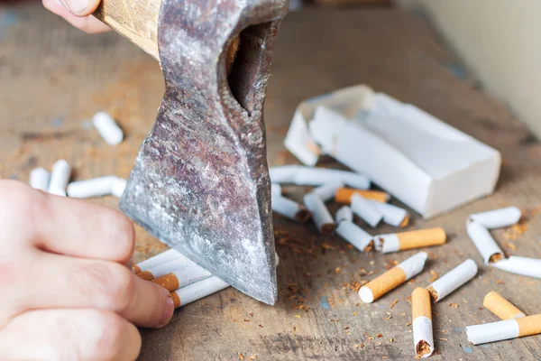 Antecedentes antitabaco. Cigarrillos picados —  Fotos de Stock