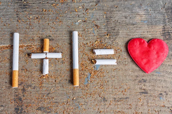 Schade van roken. Zieke hart en sigaretten — Stockfoto