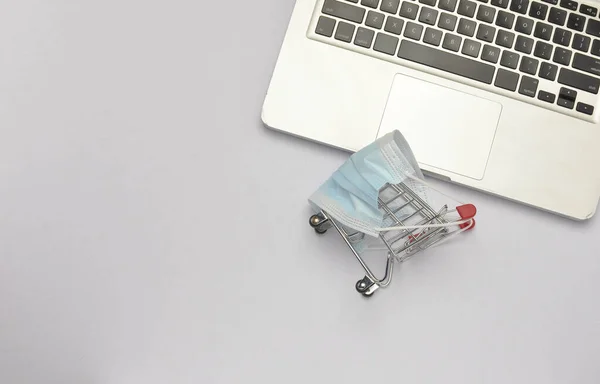 Carrito Compras Mascarilla Médica Con Portátil Sobre Fondo Blanco Pandemia — Foto de Stock