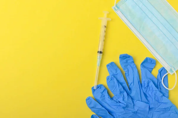 Luva Médica Com Seringa Máscara Facial Médica Fundo Amarelo Visão — Fotografia de Stock