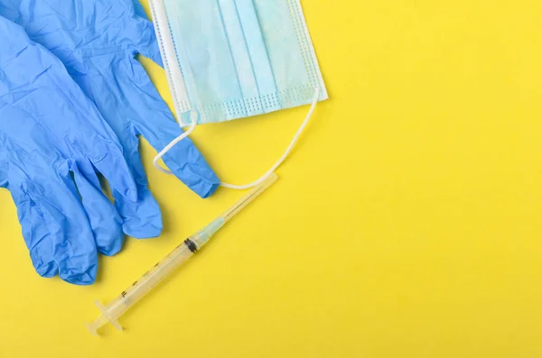 Luva Médica Com Seringa Máscara Facial Médica Fundo Amarelo Visão — Fotografia de Stock