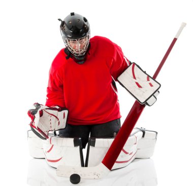 Beyaz arka planda buz hokeyi kalecisi