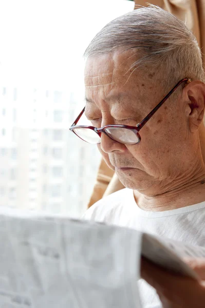 Ein älterer Mann liest Zeitung — Stockfoto