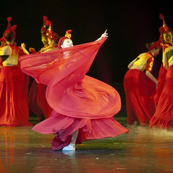 Chicas bailando nacionales chinas bonitas — Foto de Stock