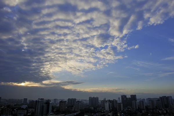 Felhők és az ég naplementekor — Stock Fotó