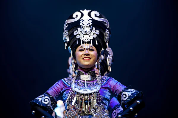 Csinos kínai Yi nemzeti táncoló lány — Stock Fotó
