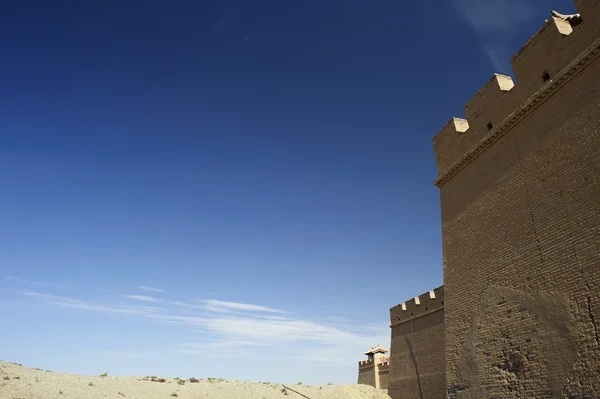 La muralla del Fuerte Jiayuguan en el desierto de Gobi en GanSu, China — Foto de Stock