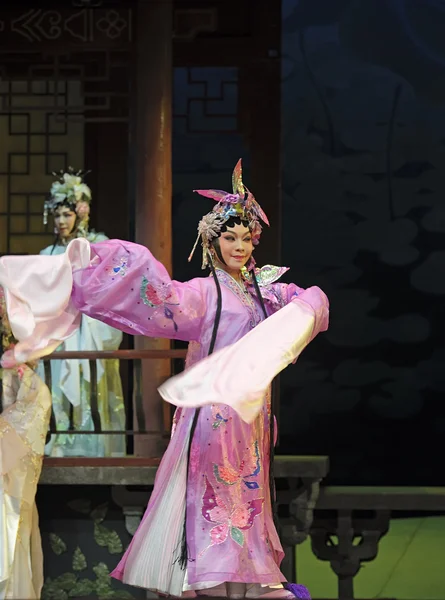 Bastante chinesa tradicional atriz de ópera com traje teatral — Fotografia de Stock