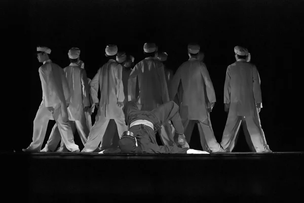 Dançarinos modernos se apresentam no palco — Fotografia de Stock