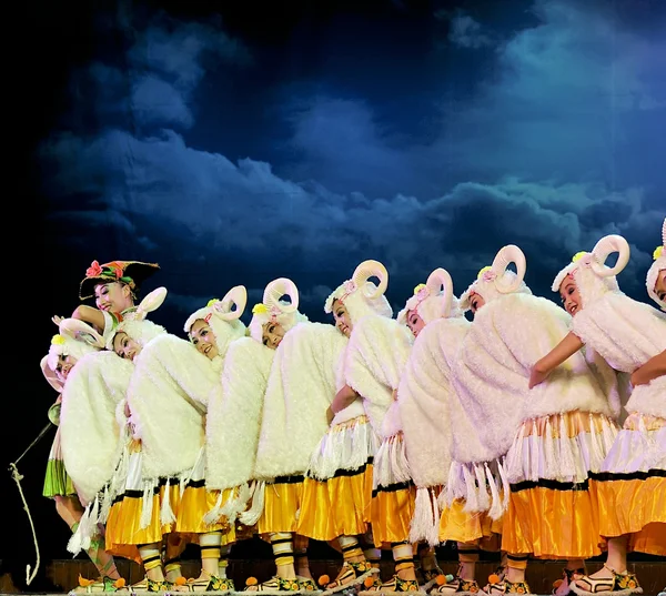 Chinese etnische dansers — Stockfoto