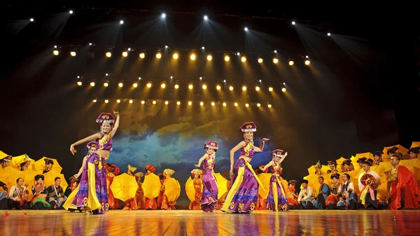 Dança étnica chinesa de nacionalidade Yi — Fotografia de Stock