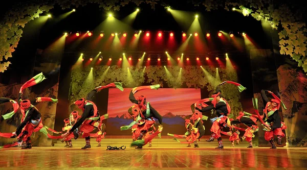 Chinese Tibetan ethnic dancers — Stock Photo, Image