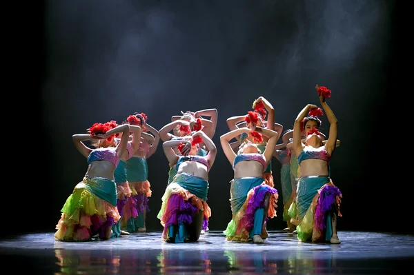 Pretty modern dancing girls — Stock Photo, Image