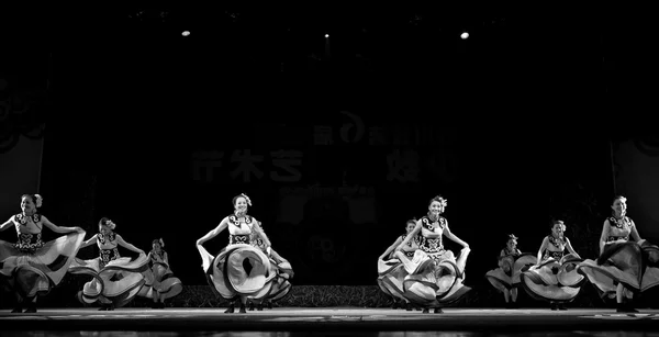 Kinesisk Yi etnisk dans - Stock-foto