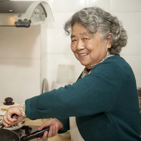 La grand-mère cuisinière — Photo