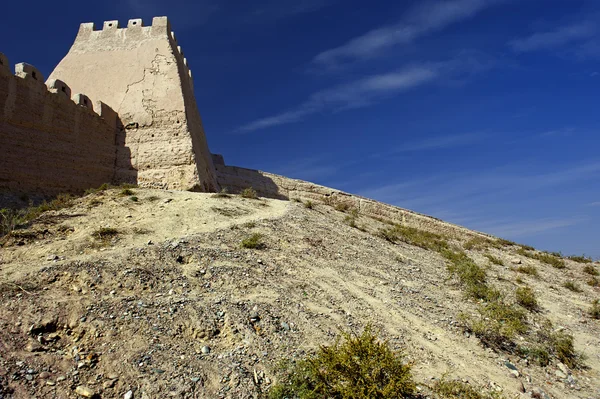 La Gran Muralla en el desierto de Gobi en la ciudad de Jiayuguan, China — Foto de Stock