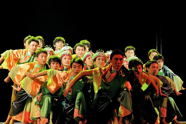 Chinês Qiang dançarinos étnicos — Fotografia de Stock