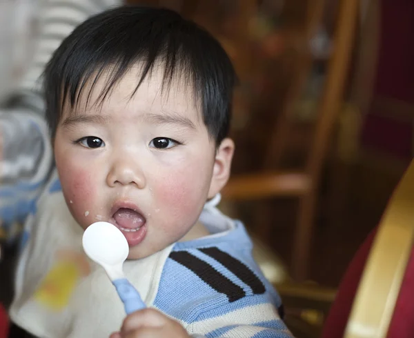Um bebê comendo — Fotografia de Stock